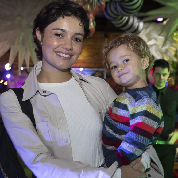 'Na maternidade, tento estar realmente presente quando estou com ele. E tento me afastar da sensação de culpa quando preciso me ausentar para trabalhar', disse Sophie Charlotte, mãe de Otto, de dois anos