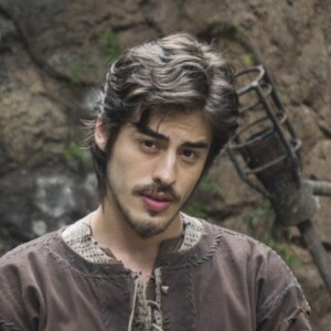 Afonso (Romulo Estrela) finge acreditar em Catarina (Bruna Marquezine) e dispensa Tiago (Vinícius Redd) novela 'Deus Salve o Rei'