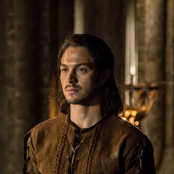 Afonso (Romulo Estrela) admite a Gregório (Danton Mello) que finge acreditar na mulher, na novela 'Deus Salve o Rei': 'Não tenho dúvida de que Catarina (Bruna Marquezine) foi a mandante da explosão da mina'