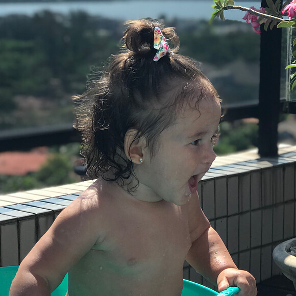 'Quantas vezes eu disse para você não subir a escada? Não pode! Não!', disse Bruno Gissoni para a filha, Madalena