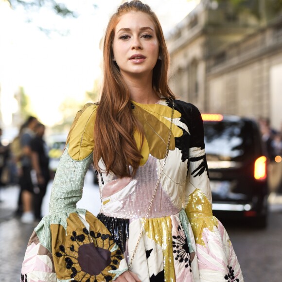 O vestido longo Valentino escolhido por Marina Ruy Barbosa tinha detalhes românticos, como a estampa floral e os tons claros