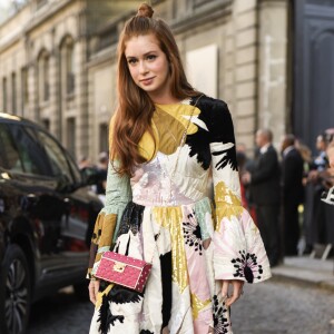 A miniclutch pink Valentino escolhida por Marina Ruy Barbosa trouxe um tom vibrante ao look
