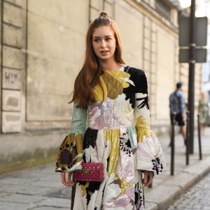 Marina Ruy Barbosa posa nas ruas de Paris antes de desfile da Valentino