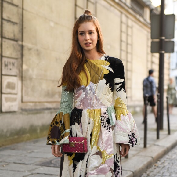 Marina Ruy Barbosa posa nas ruas de Paris antes de desfile da Valentino