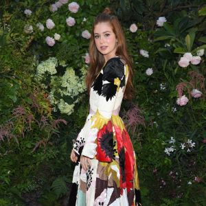 Floral e halfbun: o look de Marina Ruy Barbosa no desfile da Valentino em Paris nesta quarta-feira, dia 04 de junho de 2018