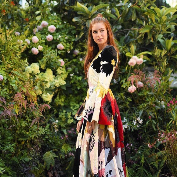 Floral e moderna! Marina Ruy Barbosa combinou tendências em sua produção nesta quarta (04)
