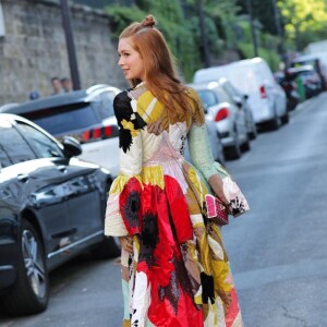 O vestido escolhido por Marina Ruy Barbosa tinha flores de diferentes cores em toda estampa
