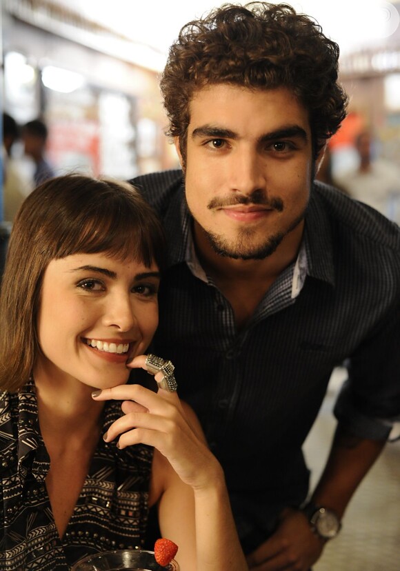 Maria Casadevall namora o ator Caio Castro; o romance começou ainda nos bastidores da novela 'Amor à Vida', na qual fizeram par romântico
