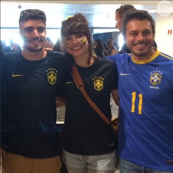 Maria Casadevall posa para foto ao lado do namorado, Caio Castro, e do ator Luigi Baricelli durante a Copa do Mundo






