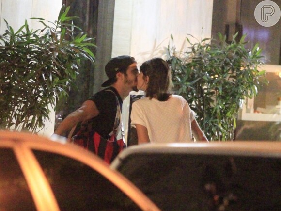 Maria Casadevall e o namorado, Caio Castro, são flagrados aos beijos em clima de romance