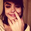 Sempre bem-humorada, Maria Casadevall posta foto engraçada em Instagram com dedo no nariz 