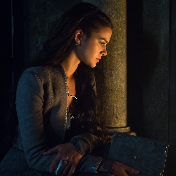 Afonso (Romulo Estrela) tranca Catarina (Bruna Marquezine) no quarto nos últimos capítulos da novela 'Deus Salve o Rei'. 'Você me usou!', diz a vilã