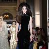 Modelo desfila pela Valentino durante Semana de Moda de Paris