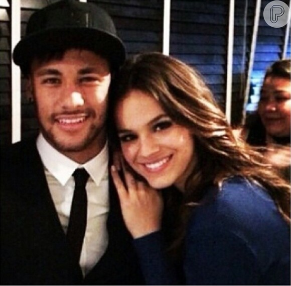 A namorada de Neymar, Bruna Marquezine vai encontrá-lo na Espanha após gravar participação em filme nos EUA