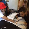 Neymar fez uma nova tatuagem poucos dias depois de chegar ao Brasil. O craque tatuou a palavra fé como amuleto para a Copa do Mundo
