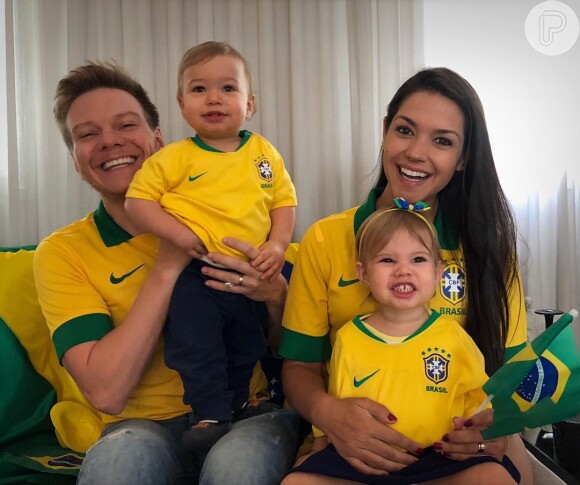 Thais Fersoza mostrou filhos usando camisas do Brasil no jogo da Seleção contra o México