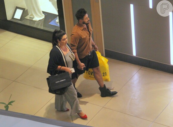 Fabiana Karla e o namorado, Diogo Mello, andaram de mãos dadas pelo shopping carioca