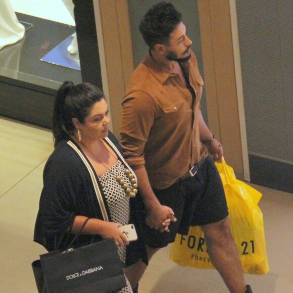 Fabiana Karla e o namorado, Diogo Mello, andaram de mãos dadas pelo shopping carioca