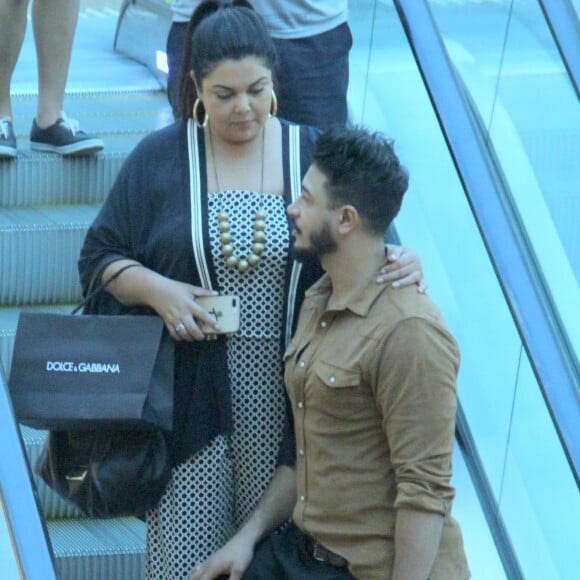 Fabiana Karla e Diogo Mello estavam em clima romântico no shopping carioca