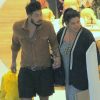 Fabiana Karla e o namorado, Diogo Mello, no shopping Village Mall, na Barra da Tijuca