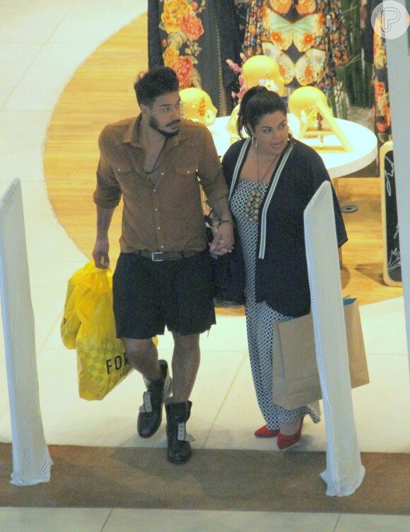 Fabiana Karla e o namorado, Diogo Mello, no shopping Village Mall, na Barra da Tijuca