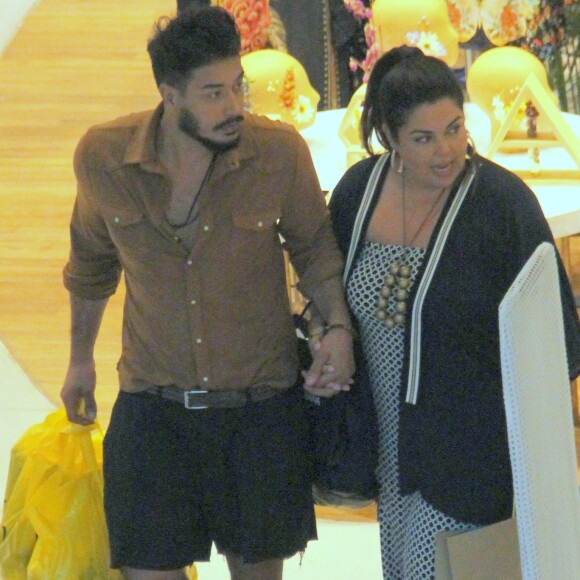 Fabiana Karla e o namorado, Diogo Mello, no shopping Village Mall, na Barra da Tijuca