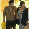 Fabiana Karla e o namorado, Diogo Mello, andaram juntinhos pelo shopping carioca
