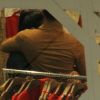 Fabiana Karla e o namorado, Diogo Mello, foram fotografados abraçados dentro de uma loja