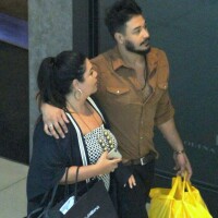 Após viagem, Fabiana Karla passeia com namorado por shopping do Rio. Fotos!