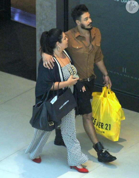 Fabiana Karla e o namorado, Diogo Mello, foram fotografados no shopping Village Mall, na zona oeste do Rio, nesta quinta-feira, 5 de julho de 2018
