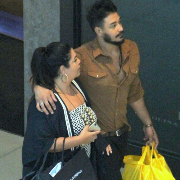 Fabiana Karla e o namorado, Diogo Mello, foram fotografados no shopping Village Mall, na zona oeste do Rio, nesta quinta-feira, 5 de julho de 2018