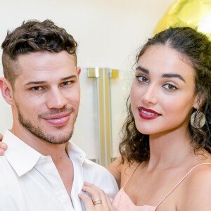 Casada com José Loreto, Débora Nascimento exibiu filha no colo do ator em vídeo Instagram