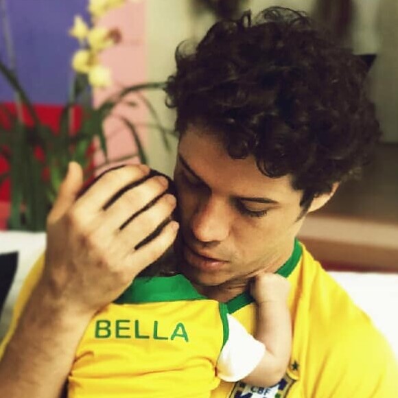 Bella é a primeira filha do casal de atores Débora Nascimento e José Loreto