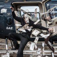 'Império': Zé Alfredo leva tiro ao sair de helicóptero e dólares caem de maleta