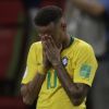 Neymar ficou emocionado em campo após a derrota do Brasil na Copa e consequente eliminação