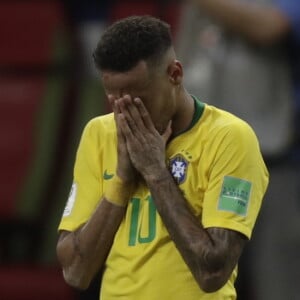 Neymar ficou emocionado em campo após a derrota do Brasil na Copa e consequente eliminação