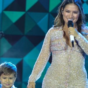 Simone se divertiu ao filmar o filho, Heny, de 3 anos, brincando em escorregador