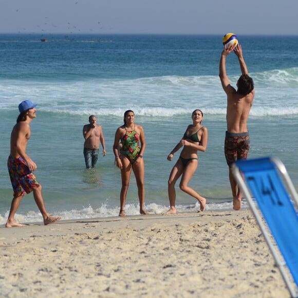 Sasha com amigos e o namorado na praia da Barra da Tijuca, na zona oeste do Rio