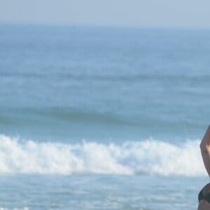 Sasha jogando vôlei na praia da Barra da Tijuca