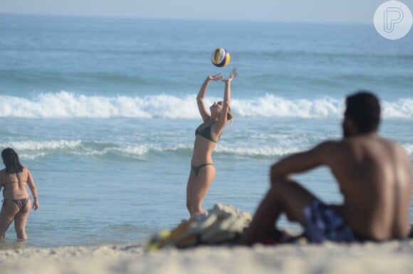 Sasha jogando vôlei na praia da Barra da Tijuca