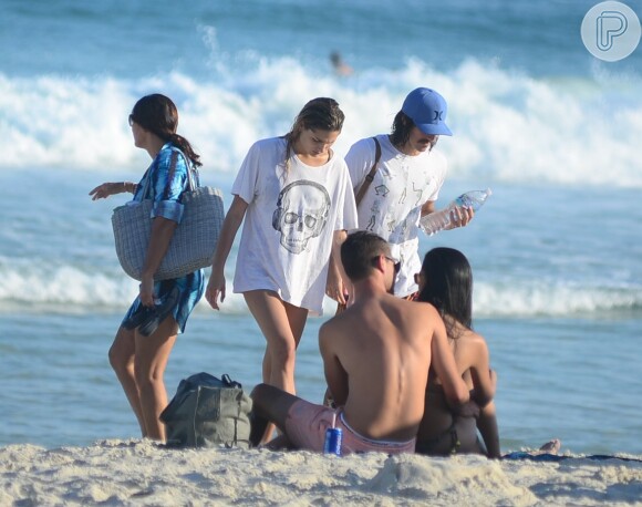 Sasha e Bruno Montaleone deixaram juntos a praia da Barra da Tijuca, na zona oeste do Rio