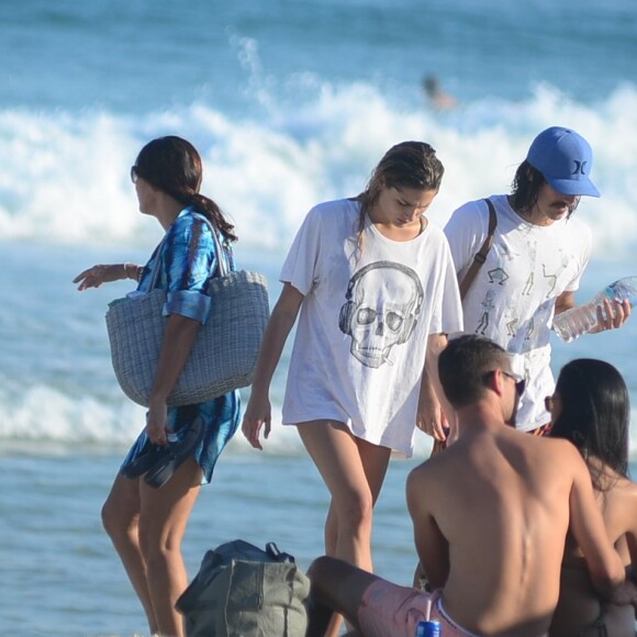 Sasha e Bruno Montaleone deixaram juntos a praia da Barra da Tijuca, na zona oeste do Rio