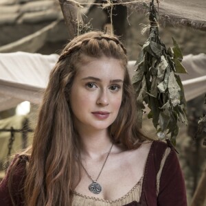 Amália (Marina Ruy Barbosa) questiona a mãe na reta final da novela 'Deus Salve o Rei', mas não tem resposta: 'Da senhora ou do meu pai?'
