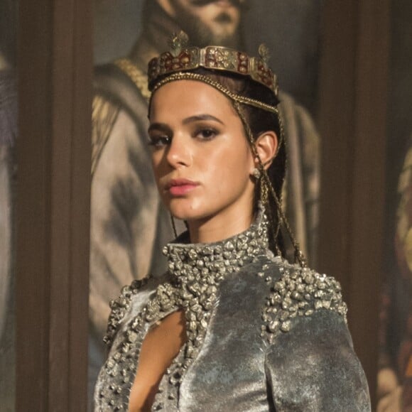 A revelação revolta ainda mais Catarina (Bruna Marquezine) na reta final da novela 'Deus Salve o Rei': 'Então, eu sou filha de uma bruxa com um artesão... Que castigo!'