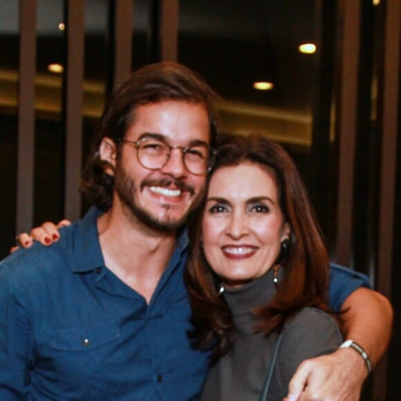 Fátima Bernardes e o namorado, Túlio Gadêlha, curtiram a peça 'Vou deixar de ser feliz por medo de ficar triste?' 