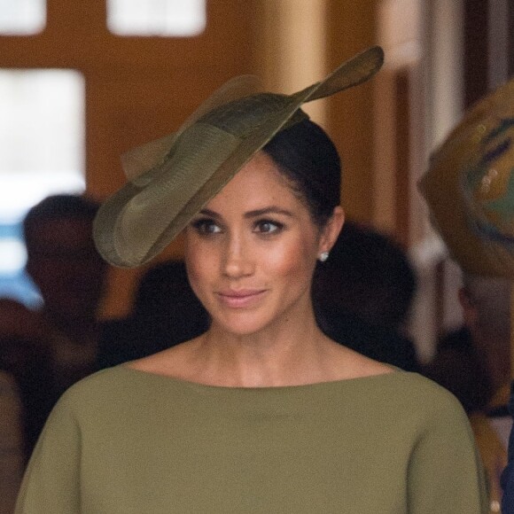 Meghan Markle escolheu brincos da Cartier e chapéu Stephen Jones no mesmo tom do vestido