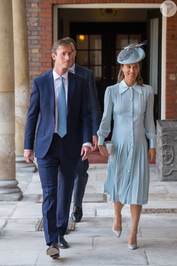 Pippa Middleton, irmã de Kate, escolheu um vestido azul claro