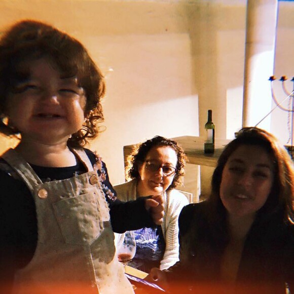 Yanna Lavigne se encantou ao ver a filha, Madalena, andar com agilidade: 'Está caminhando? Minha boneca! Quem é a boneca da mamãe?'