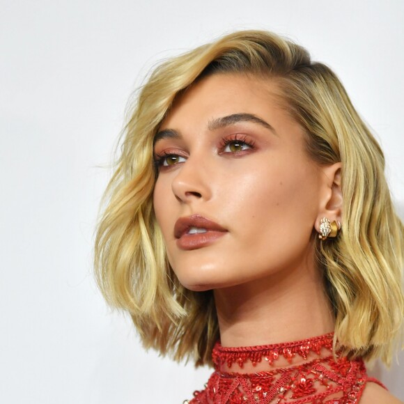 Justin Bieber postou uma foto dele com a noiva, Hailey Baldwin, e escreveu: 'Eu iria esperar um pouco para falar alguma coisa, mas a palavra viaja rápido. Ouça singela e simples Hailey, eu estou tão apaixonado por tudo em você'