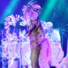 Claudia Leitte usou look rosa com cauda de plumas em estreia da turnê My Carnaval em São Paulo